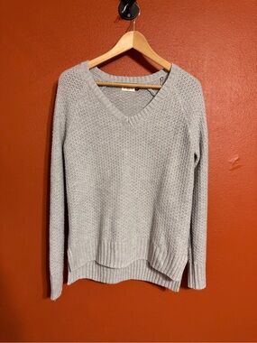 SO Women's Light Gray V-Neck Textured Knit Sweater